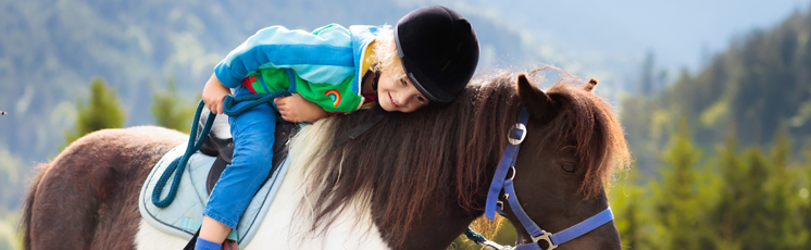 A poney ou à cheval mais en colonies