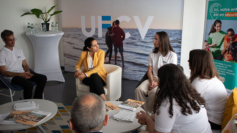 Sarah El Hairy echangeant avec les stagiaires et formateurs  de l'UFCV